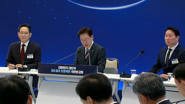[속보] 김정관 산업장관 "서남권에 800조 원 투자···제2 반도체 생산기지 조성" 이재명 대통령 "용인·평택, 전력·용수 등 한계 도달"