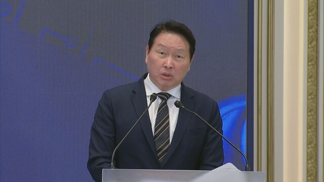 [속보] SK 최태원 "데이터 센터에 1천조 원, 반도체에 1천1백조 원 투자 계획"