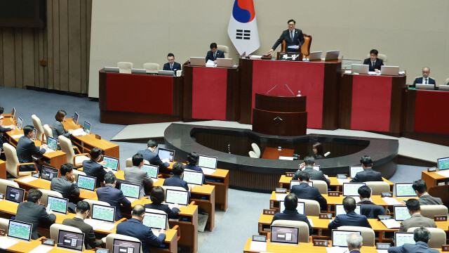 [속보] 법사위 서영교 등 10개 상임위와 예결위원장 민주당 주도 선출... 국민의힘 반발