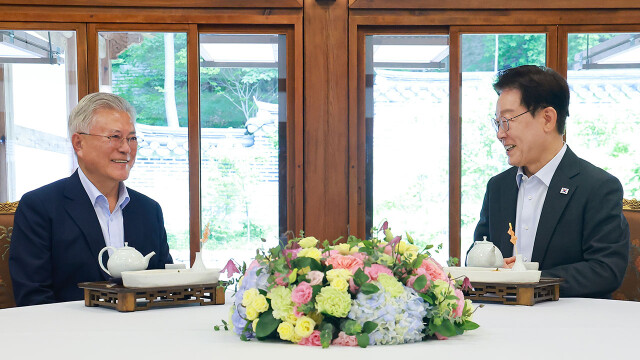 이재명 대통령, 문재인 전 대통령과 오찬 "내부 단합 기반 위에서 외연 확장" "남북 관계 많이 망가져···햇볕정책 이어갈 것"
