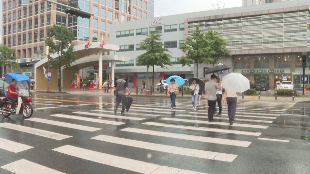 대구·경북 곳곳 소나기···금요일 한낮 후텁지근