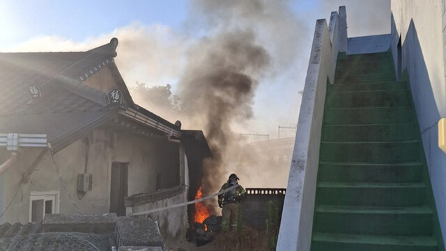 경북 경주 단독주택에서 불···소방 당국 "주택 외부에서 불 시작된 것으로 추정"