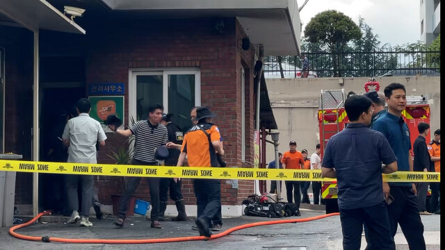 [2보] "인화물질 뿌리고 불 질러" 경북 경산 아파트 관리실 방화 추정 화재···8명 부상