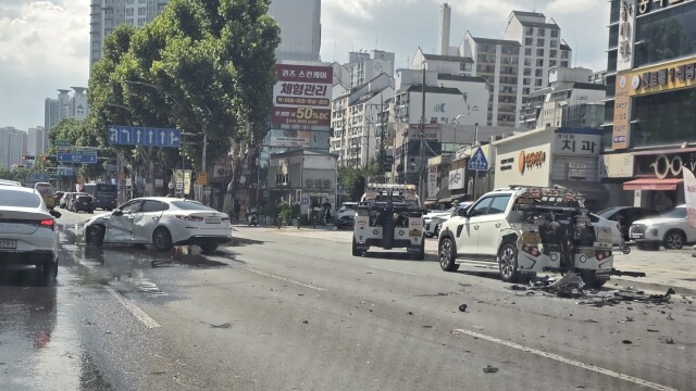 대구 수성구서 SUV 차량, 승용차 2대 들이받아···60대 운전자 "급발진"