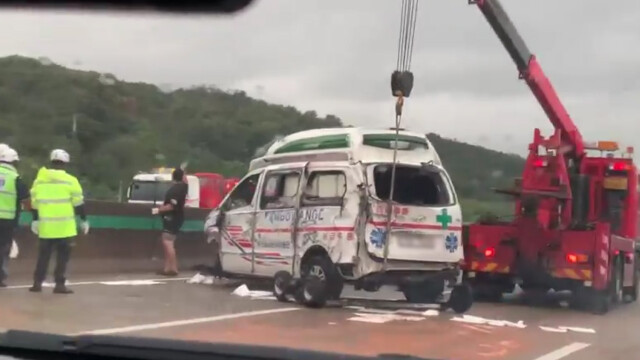 환자 이송 구급차 고속도로에서 빗길에 넘어져 3명 다쳐