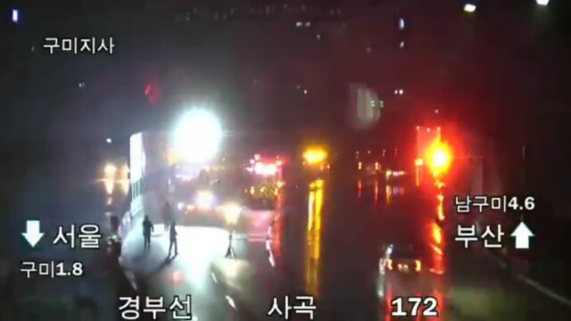 경부고속도로 구미나들목 인근서 1톤 화물차가 승용차·8.5톤 화물차 들이받아