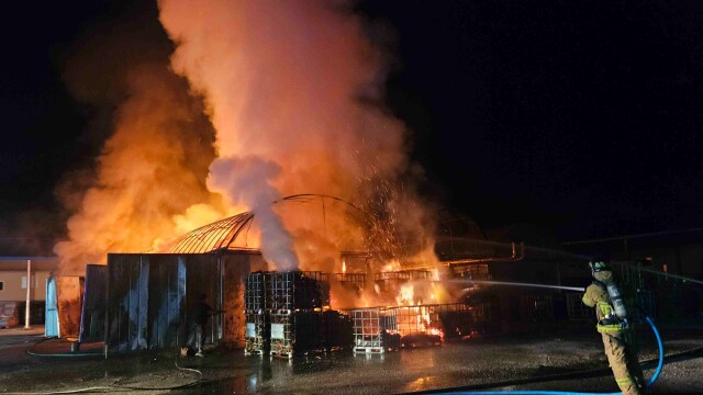 경북 상주에서 캠핑용 장작 제조공장 창고에 불···1명 다쳐