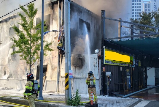 [2보]경산 차량정비공장 화재, 공장 1개동 전소